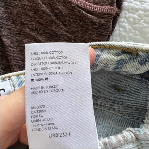 Urban Outfitters High Rise Mom Jeans in Light Bleach Wash - Picture 6 of 6